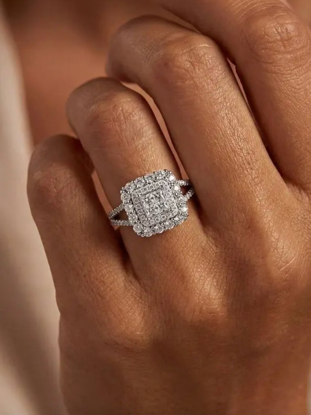 NEW 18k White Gold Diamond Ring Band Large Cushion Cut Diamond Ring